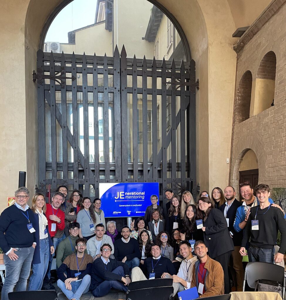 I ragazzi di JEParma per il JEnerational Mentoring con gli altri partecipanti al progetto, nella sala principale dell'Hub Creativo Il Punto a Parma.