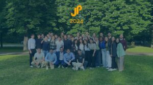 I ragazzi di successo di JEParma in una foto di gruppo in un parco, con il logo dell'associazione e l'anno 2024, ricco di eventi e formazione.